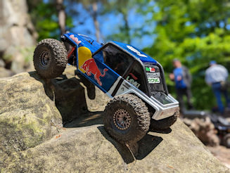 RC Crawler von Axial auf einem Felsen