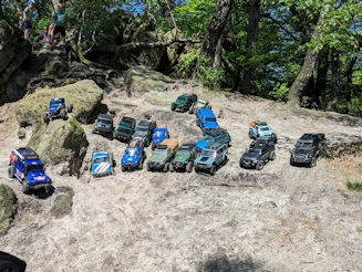 Gruppenfoto mit 18 RC-Crawlern