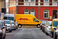 Lieferfahrzeug des DHL-Paketdienstes